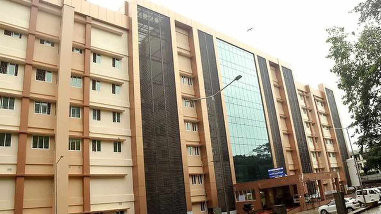 Kozhikode Medical College: കോഴിക്കോട് മെഡിക്കല് കോളേജില് തീപിടിത്തം; രോഗികളെ മാറ്റി Kozhikode Medical College: കോഴിക്കോട് മെഡിക്കല് കോളേജില് തീപിടിത്തം; രോഗികളെ മാറ്റി