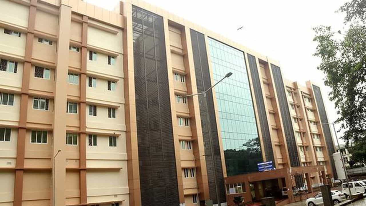 Kozhikode Medical College: കോഴിക്കോട് മെഡിക്കല് കോളേജില് തീപിടിത്തം; രോഗികളെ മാറ്റി Kozhikode Medical College: കോഴിക്കോട് മെഡിക്കല് കോളേജില് തീപിടിത്തം; രോഗികളെ മാറ്റി