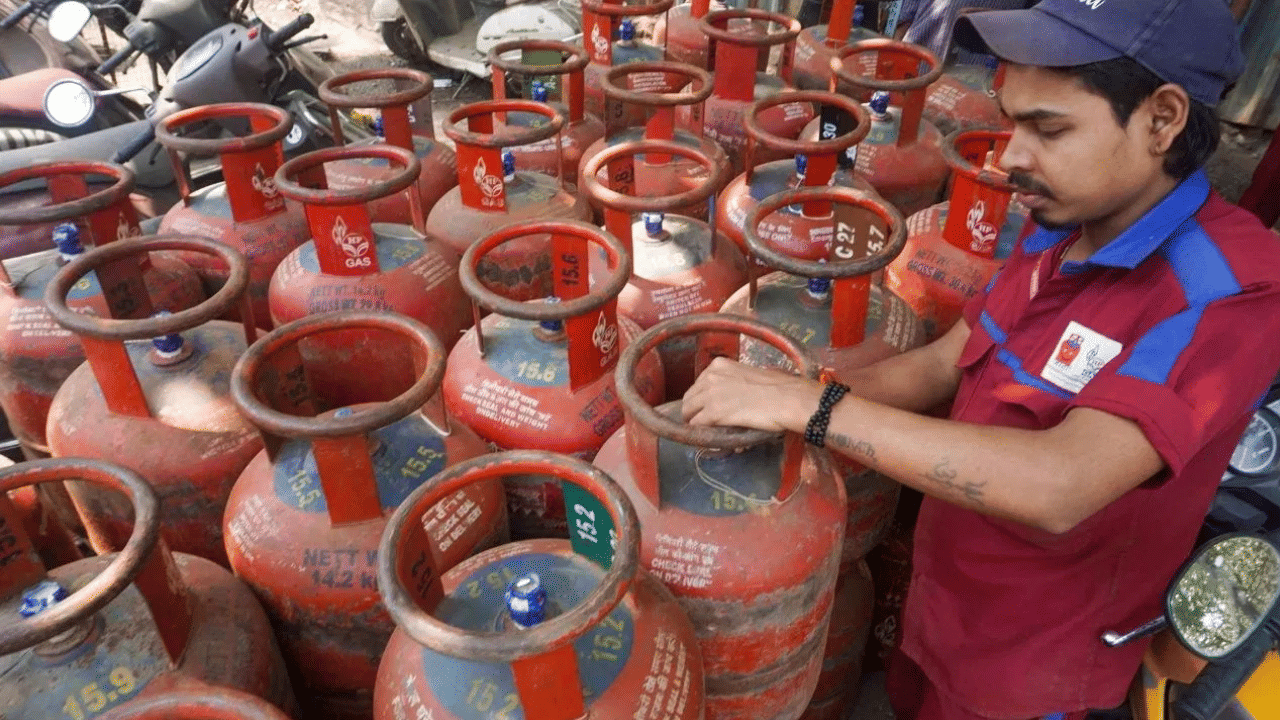 LPG Price Cut: പാചക സിലിണ്ടറിന് ഇന്ന് മുതൽ വില കുറയും: പുതിക്കിയ നിരക്ക് ഇങ്ങനെ LPG Price Cut: പാചക സിലിണ്ടറിന് ഇന്ന് മുതൽ വില കുറയും: പുതിക്കിയ നിരക്ക് ഇങ്ങനെ