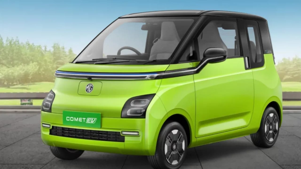 വില: 7 ലക്ഷം രൂപ - 9.84 ലക്ഷം രൂപ (എക്സ്-ഷോറൂം)
നിലവിൽ ഇന്ത്യയിലെ ഏറ്റവും താങ്ങാനാവുന്ന ഇലക്ട്രിക് കാറാണ് എംജി കോമറ്റ് ഇവി. ഇതിൻ്റെ വലുപ്പം ഇടുങ്ങിയ നഗര തെരുവുകൾക്കും പാർക്കിംഗ് സ്ഥലങ്ങൾക്കും അനുയോജ്യമാണ്. 17.3 kWh ബാറ്ററിയുള്ള കോമറ്റ് ഒറ്റ ചാർജിൽ 230 കിലോമീറ്റർ സഞ്ചരിക്കും. 
