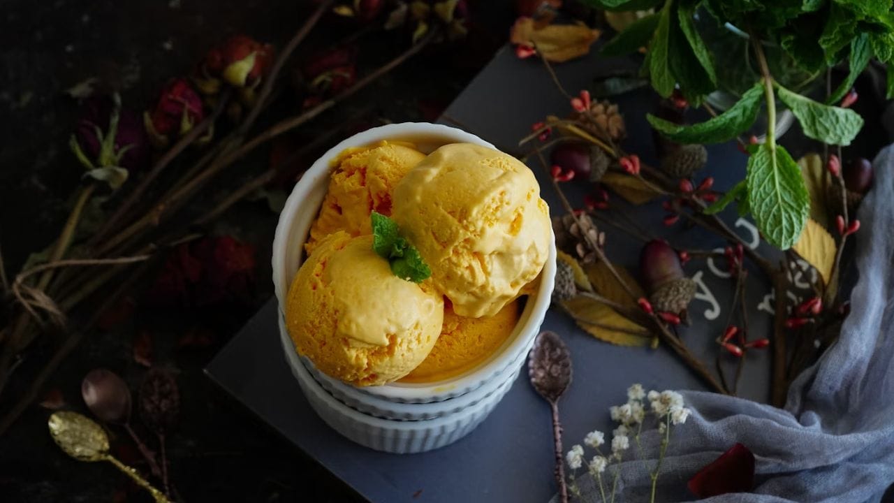 മാമ്പഴ ഐസ്‌ക്രീം വീട്ടില്‍ തന്നെ ഉണ്ടാക്കിയെടുക്കാവുന്നതേ ഉള്ളു. അതിന് ഒരുപാട് ചേരുവകളും ആവശ്യമില്ല. അതിനായി എന്തെല്ലാമാണ് വേണ്ടതെന്ന് പരിശോധിക്കാം. (Image Credits: Unsplash)