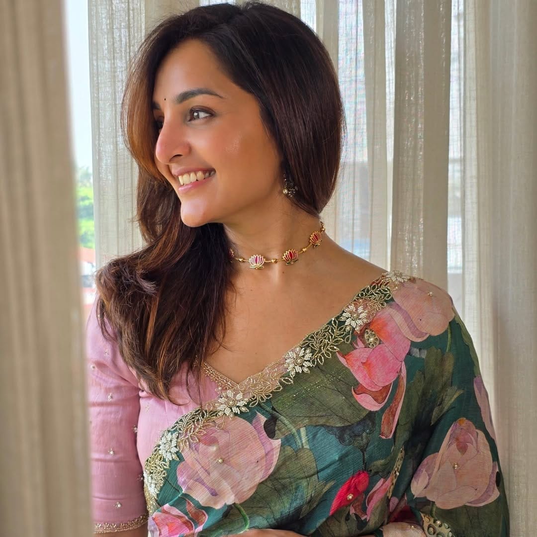 ദിലീപും മഞ്ജു വാര്യരും ഡിവോഴ്‌സ് ആകുന്ന സമയത്ത് ഏറ്റവും കൂടുതല്‍ ആളുകള്‍ ശ്രദ്ധിച്ചൊരു കാര്യമാണ് ദിലീപില്‍ നിന്നും ഒരു രൂപ പോലും വാങ്ങിക്കാതെ മഞ്ജു ബന്ധം വേര്‍പ്പെടുത്തിയത്. രണ്ടുപേര്‍ക്കും ഒരുപോലെ ഷെയര്‍ ഉണ്ടായിരുന്ന സ്വത്ത് ദിലീപിന് എഴുതിക്കൊടുക്കുകയും ചെയ്തു അവര്‍. (Image Credits: Instagram)