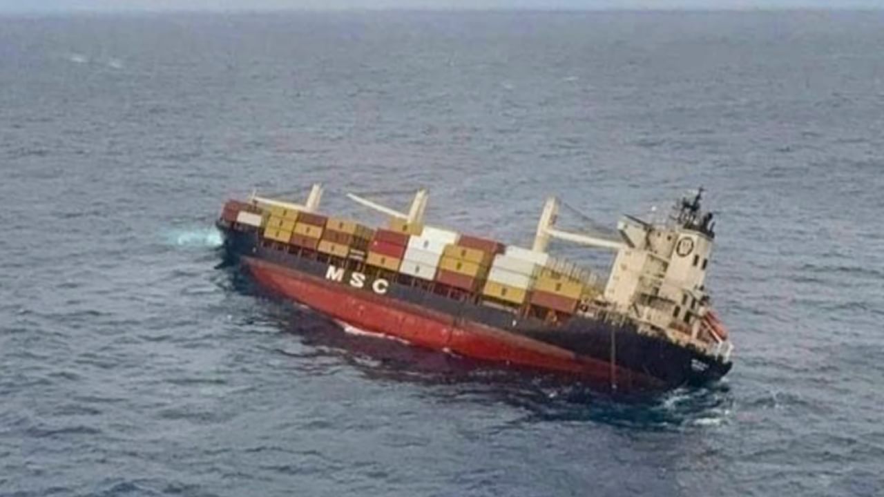 Kochi Ship Accident: കടലിൽ വീണത് മറൈൻ ഓയിലും രാസവസ്തുക്കളും; ജീവനക്കാരെല്ലാം സുരക്ഷിതരെന്ന് സൂചന Kochi Ship Accident: കടലിൽ വീണത് മറൈൻ ഓയിലും രാസവസ്തുക്കളും; ജീവനക്കാരെല്ലാം സുരക്ഷിതരെന്ന് സൂചന