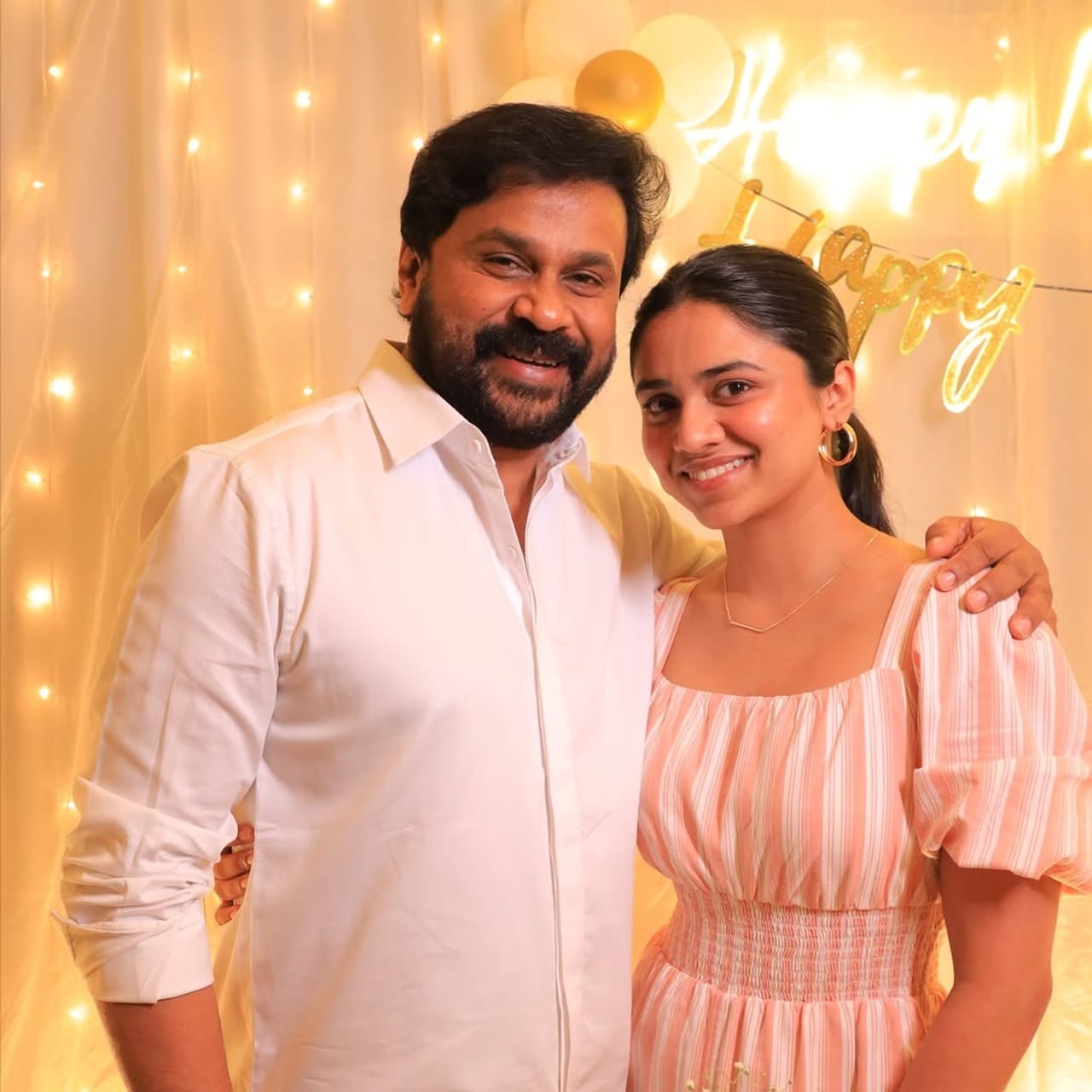 സിനിമാ താരങ്ങളുടെ മക്കള്‍ എപ്പോഴും സമൂഹ മാധ്യമങ്ങളില്‍ ശ്രദ്ധിക്കപ്പെടാറുണ്ട്. അക്കൂട്ടത്തില്‍ വലിയ ശ്രദ്ധ കിട്ടുന്നൊരാളാണ് ദിലീപിന്റെയും മഞ്ജു വാര്യരുടെയും മകള്‍ മീനാക്ഷി. അച്ഛനും അമ്മയും വേര്‍പ്പിരിഞ്ഞപ്പോള്‍ പിതാവിനോടൊപ്പം നിന്നും മീനാക്ഷി ശ്രദ്ധിക്കപ്പെട്ടിരുന്നു. (Image Credits: Instagram)