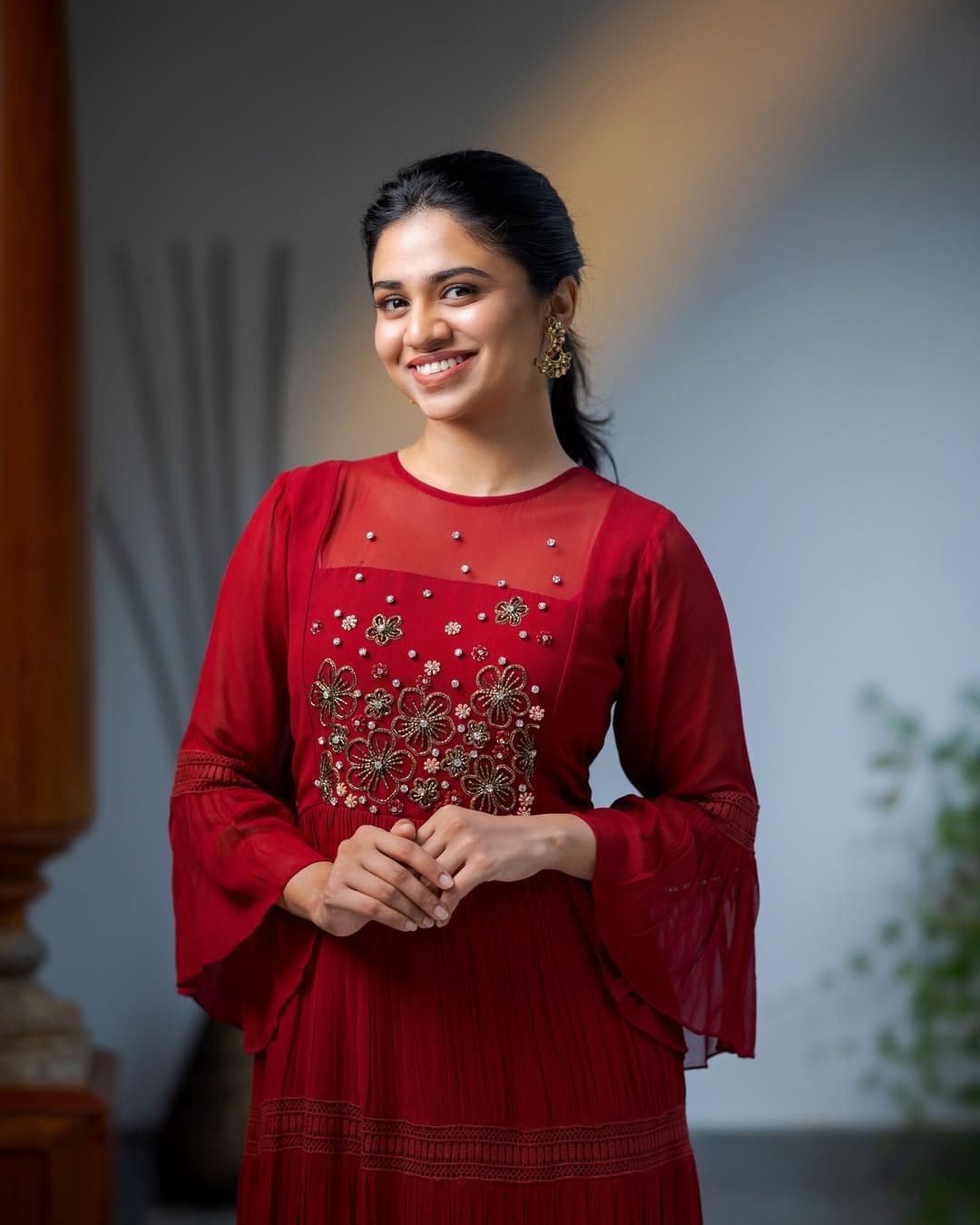 നമ്മള് കാണാത്തതും കേള്ക്കാത്തതുമായിട്ടുള്ള കാര്യങ്ങളോടാണ് ഫൈറ്റ് ചെയ്യുന്നത്. ഞാന് ഒരാളല്ല എന്നെ ഡിപ്പന്റ് ചെയ്ത് നില്ക്കുന്ന ഒരുപാട് ആളുകളുണ്ട്. ഒരുപാട് ഫാമിലിയുണ്ട്, ഞാന് ഒറ്റയ്ക്കല്ലെന്നും ദിലീപ് പറയുന്നു.