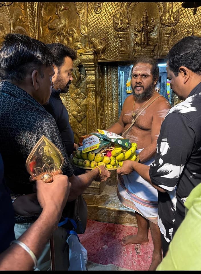 തുടരും സിനിമയിലെ വരികൾ കമൻ്റ് ചെയ്താണ് പലരും ചിത്രം ലൈക്ക് ചെയ്തിരിക്കുന്നത്.
