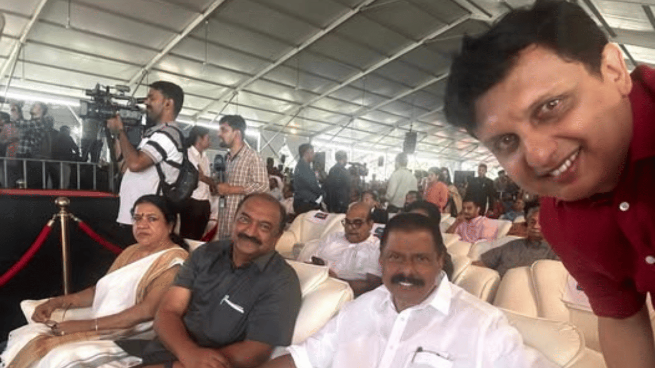 Muhammad Riyas: ‘ഞങ്ങൾ സദസ്സിലുണ്ട്, രാജീവ് ചന്ദ്രശേഖർ വേദിയിലും’; പോസ്റ്റുമായി മന്ത്രി മുഹമ്മദ് റിയാസ്