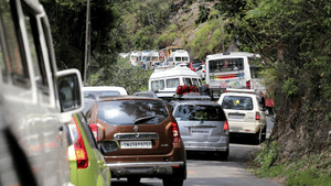 Munnar Road Traffic: ഗതാഗതക്കുരുക്കിൽ കുടുങ്ങി ആംബുലൻസ്; സമയത്ത് ചികിത്സ കിട്ടാതെ യുവാവ് മരിച്ചു