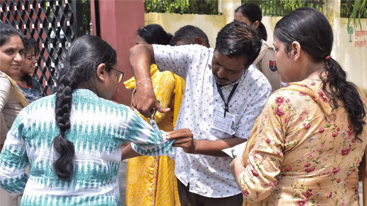 NEET Student Poonul Remove: നീറ്റ് പരീക്ഷയ്ക്കെത്തിയ വിദ്യാർത്ഥിയുടെ പൂണൂൽ അഴിപ്പിച്ചു; പ്രതിഷേധം ശക്തം, 2 ഉദ്യോഗസ്ഥർക്കെതിരെ കേസ്
