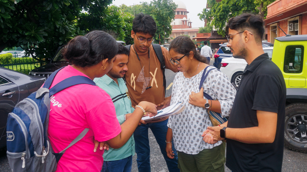 പരീക്ഷയ്ക്ക് പോകുന്നതിന് മുന്നോടിയായി വിദ്യാർഥികൾ ചില നിർദേശങ്ങൾ പാലിക്കേണ്ടതുണ്ട്. പരീക്ഷ ഏത് വിധേന വന്ന് ഹാജരാകണമെന്ന് ദേശീയ ടെസ്റ്റിങ് ഏജൻസി നേരത്തെ നിർദേശങ്ങൾ പങ്കുവെച്ചിട്ടുണ്ട്. അവ എന്തെല്ലാമാണെന്ന് ഒന്ന് പരിശോധിക്കാം. (Image Credits: PTI)