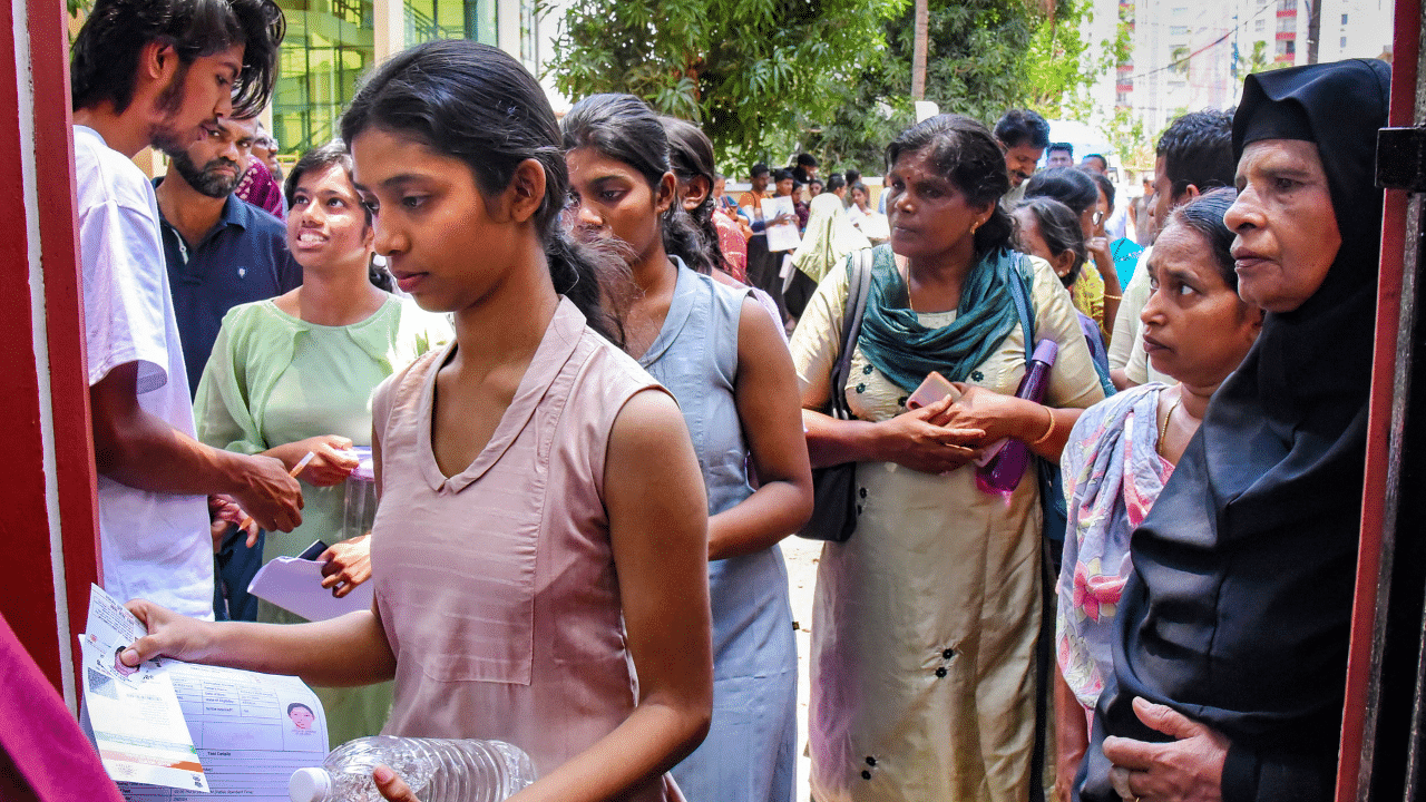 ഡ്രെസ് കോഡ് - ഹാഫ് സ്ലീവായിട്ടുള്ള ഇളം നിറത്തിലുള്ള വസ്ത്രമാണ് ധരിക്കേണ്ടത്. ഫുൾ സ്ലീവ് വസ്ത്രങ്ങൾ അല്ലെങ്കിൽ കട്ടിയുള്ള വസ്ത്രങ്ങൾ ഒഴിവാക്കണം. മത/സാംസ്കാരിക/പരമ്പരാഗത വസ്ത്രങ്ങൾ ധരിക്കുന്നവർ പരിശോധനക്കായി റിപ്പോർട്ടിങ് സമയത്തിന് കുറഞ്ഞത് ഒരു മണിക്കൂർ മുമ്പെങ്കിലും (ഉച്ചയ്ക്ക് 12.30ന് മുമ്പ്) പരീക്ഷ കേന്ദ്രത്തിൽ ഹാജരാകണം. ഷൂസ് അനുവദനീയമല്ല. പകരം ഹീൽ ഇല്ലാത്ത ചെരുപ്പുകൾ ധരിക്കാം. (Image Credits: PTI)