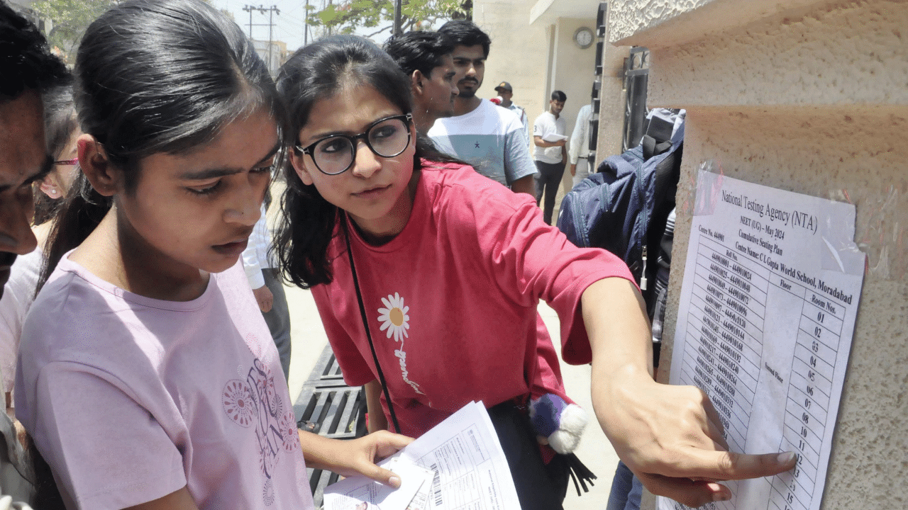 ഇവ കൈയ്യിൽ കരുതരത് - എഴുതിയതോ പ്രിൻറ് ചെയ്തതോ ആയ പേപ്പറുകൾ, പെൻസിൽ ബോക്സ്, കാൽക്കുലേറ്റർ തുടങ്ങിയവ പരീക്ഷ ഹാളിൽ കയറ്റാൻ അനുവദിക്കില്ല. മൊബൈൽ ഫോൺ, ബ്ലുടൂത്ത് ഉപകരണങ്ങൾ, സ്മാർട്ട് വാച്ച്, പഴ്സുകൾ, ഹാൻഡ്ബാഗുകൾ, ബെൽറ്റ്, തൊപ്പി, മറ്റ് ആഭരണങ്ങൾ ഒന്നും അനുവദിക്കുന്നതല്ല. (Image Credits: PTI)(Image Credits: PTI)