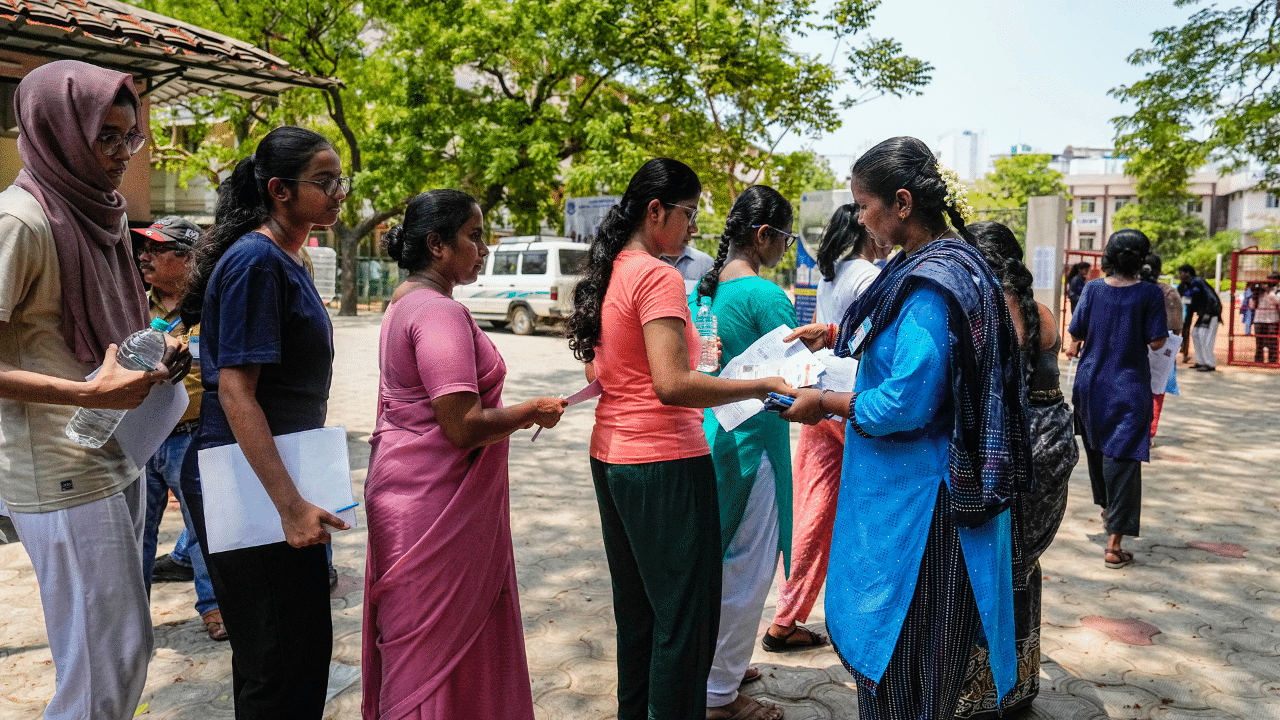 ആധാർ കാർഡ്, പാൻ കാർഡ്, പാസ്പോർട്ട്, ഡ്രൈവിങ് ലൈസൻസ് അല്ലെങ്കിൽ വോട്ടർ ഐഡി കാർഡിൻ്റെ യഥാർഥ പതിപ്പ് തിരിച്ചറിയൽ രേഖയായി കൈയ്യിൽ കരുതേണം. ആവശ്യമുള്ളവർ PwBD സെർട്ടിഫിക്കേറ്റ് കൈവശം വെക്കേണ്ടതാണ്. ഈ രേഖകൾ ഇല്ലാത്തവർക്ക് പരീക്ഷ ഹാളിലേക്ക് പ്രവേശനം ലഭിക്കുന്നതല്ല. (Image Credits: PTI)