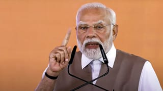 Viral Video: നടുറോഡിൽ ചെളിവെള്ളത്തിൽ കിടന്ന് റീൽ ഷൂട്ട്; ​ഗതാ​ഗത തടസം സൃഷ്ടിച്ച സോഷ്യൽ മീഡിയ ഇൻഫ്ളുവൻസർക്കെതിരെ രൂക്ഷവിമർശനം