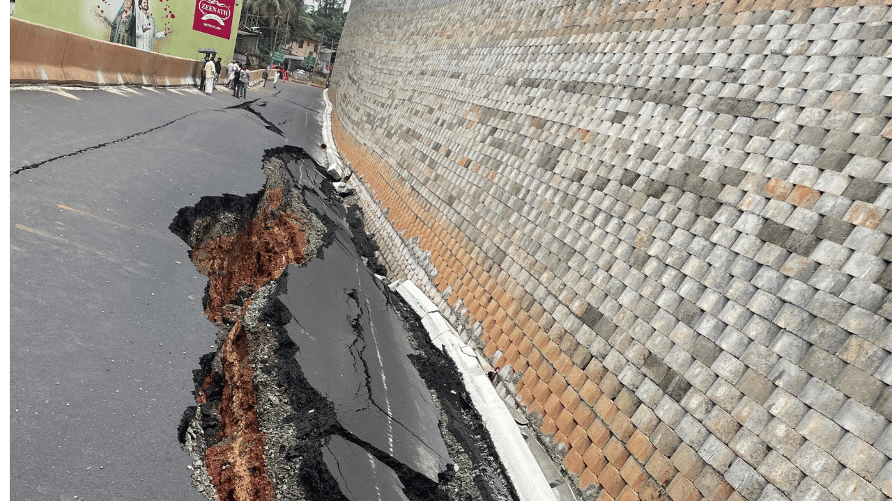 National Highway Collapse Incident: ദേശീയ പാത തകർന്ന സംഭവം; സൈറ്റ് എൻജിനീയറെ പിരിച്ചുവിട്ട് എൻഎച്ച്എഐ