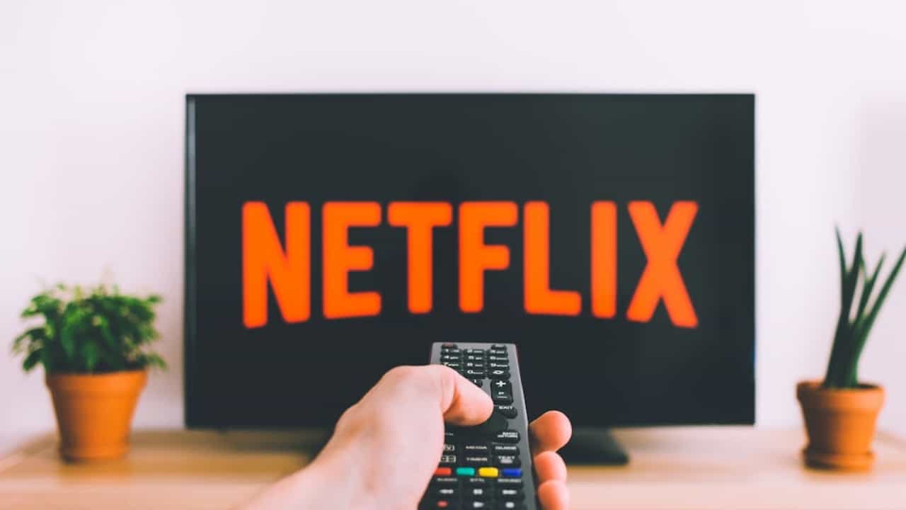Netflix: മൊബൈൽ യൂസർമാരെ ലക്ഷ്യമിട്ട് വെർട്ടിക്കൽ വിഡിയോ ഫീച്ചറുമായി നെറ്റ്ഫ്ലിക്സ്; ലക്ഷ്യം റീൽസും ഷോർട്ട്സും Netflix: മൊബൈൽ യൂസർമാരെ ലക്ഷ്യമിട്ട് വെർട്ടിക്കൽ വിഡിയോ ഫീച്ചറുമായി നെറ്റ്ഫ്ലിക്സ്; ലക്ഷ്യം റീൽസും ഷോർട്ട്സും