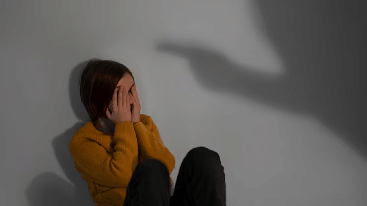 POCSO case: കളിച്ചുകൊണ്ടിരുന്ന കുട്ടിയെ വിളിച്ചു കുറ്റിക്കാട്ടിലെത്തിച്ചു; 3 വയസ്സുകാരിയെ ലൈംഗികമായി ഉപദ്രവിച്ചു കൊന്നയാൾ പിടിയിൽ POCSO case: കളിച്ചുകൊണ്ടിരുന്ന കുട്ടിയെ വിളിച്ചു കുറ്റിക്കാട്ടിലെത്തിച്ചു; 3 വയസ്സുകാരിയെ ലൈംഗികമായി ഉപദ്രവിച്ചു കൊന്നയാൾ പിടിയിൽ