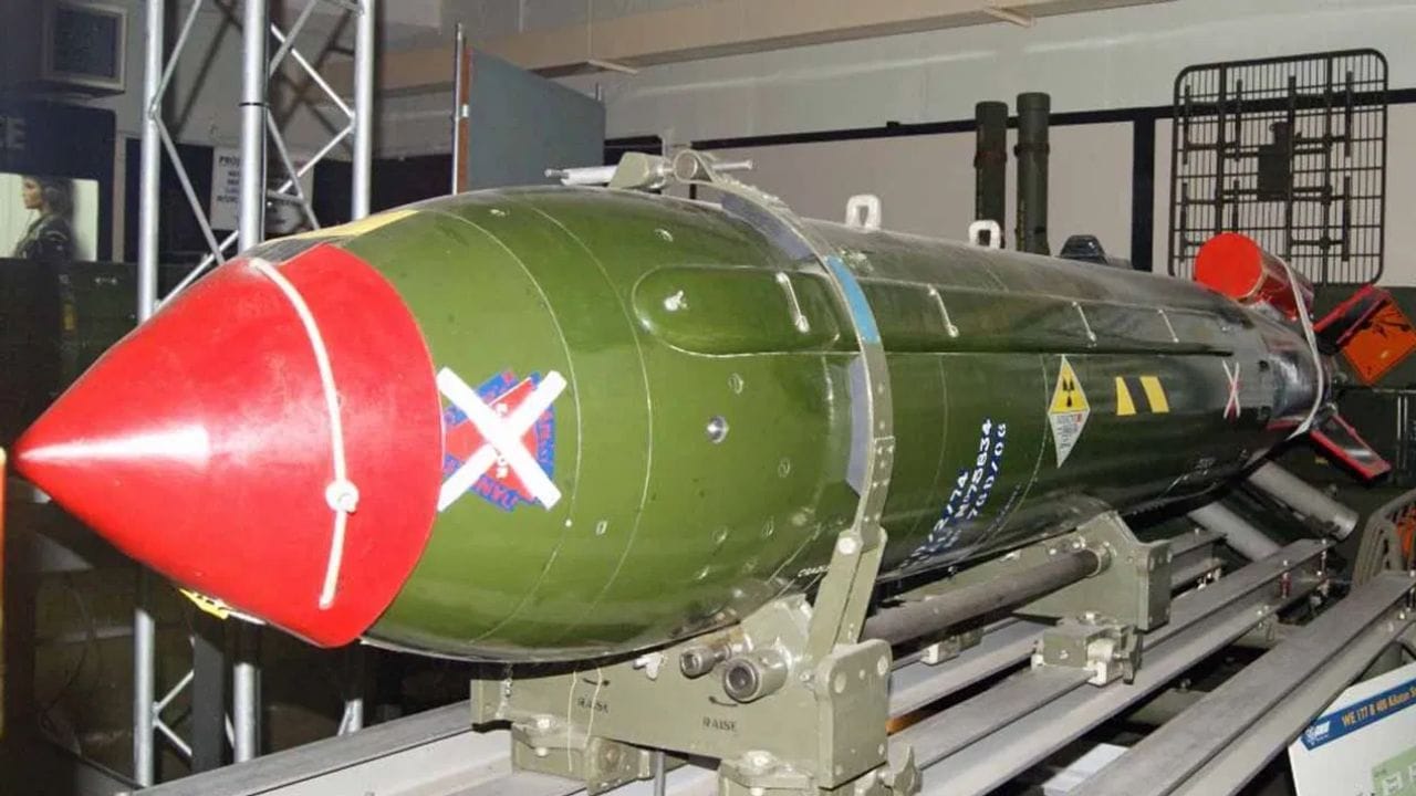 ഇന്ത്യ-പാകിസ്ഥാന്‍ സംഘര്‍ങ്ങള്‍ക്കിടെ വീണ്ടും ചര്‍ച്ചയാകുന്നത് വിവിധ രാജ്യങ്ങളുടെ ആണവ ശേഷിയാണ്. ലോകത്തെ തന്നെ നാശമാക്കാന്‍ സാധിക്കുന്ന ആണവായുധം കൈവശം വെച്ചിരിക്കുന്ന രാജ്യങ്ങളില്‍ നമ്മുടെ ഇന്ത്യയും ഉണ്ടെന്നതാണ് ശ്രദ്ധേയം. 9 രാജ്യങ്ങളിലാണ് വിജയകരമായി ആണവായുധങ്ങള്‍ പരീക്ഷിച്ചിട്ടുള്ളത്. ഇതില്‍ അഞ്ച് രാജ്യങ്ങള്‍ ആണവായുധ രാഷ്ട്രങ്ങള്‍ എന്നറിയപ്പെടുന്നവയാണ്. (Image Credits: TV9 Network)