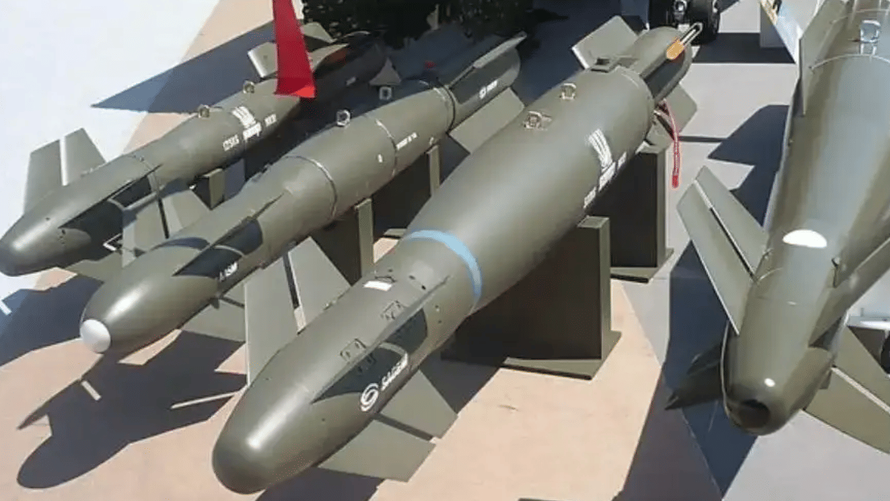 ഇന്ത്യൻ വ്യേമസേനയിൽ റഫേലിന് പുറമെ എൽസിഎ തേജസ് യുദ്ധവിമാനങ്ങളിലും ഹാമർ മിസൈലുകൾ സംയോജിപ്പിച്ചിട്ടുണ്ട്. ജിപിഎസ്, ഇൻഫ്രാറെഡ് - ലേസർ രശ്മികൾ എന്നിവ ഘടിപ്പിച്ചിച്ചിട്ടുണ്ട്.