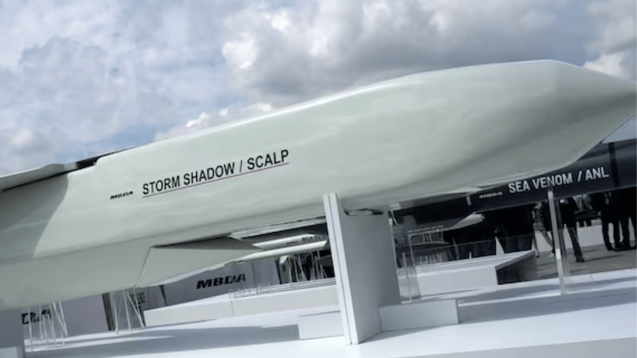 4,000 മീറ്റര്‍ ഉയരത്തിലുള്ള ലക്ഷ്യങ്ങള്‍ വരെ തകര്‍ക്കാന്‍ കഴിയുന്ന ദീർഘദൂര മിസൈലുകളാണ് സ്‌കാല്‍പ് മിസൈലുകള്‍. 450 കിലോ പോര്‍മുന വഹിച്ച് 300 കിലോമീറ്റര്‍ ദൂരത്തില്‍ പ്രഹരിക്കാന്‍ ഇവയ്ക്ക് ശേഷിയുണ്ട്.