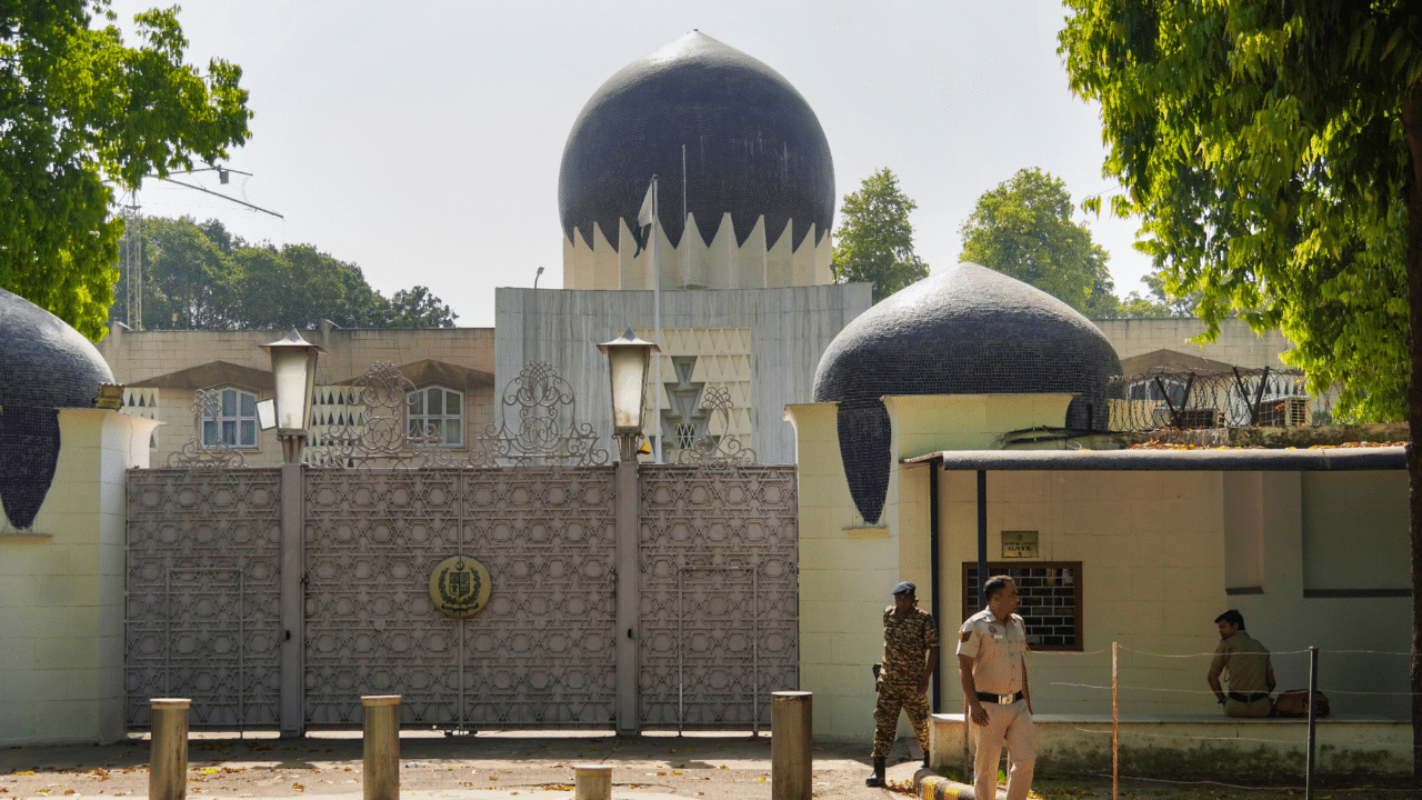 India-Pakistan Conflict: ചാരവൃത്തി; പാക് ഹൈക്കമ്മീഷനിലെ ഒരു ഉദ്യോഗസ്ഥനെ കൂടി പുറത്താക്കി ഇന്ത്യ India-Pakistan Conflict: ചാരവൃത്തി; പാക് ഹൈക്കമ്മീഷനിലെ ഒരു ഉദ്യോഗസ്ഥനെ കൂടി പുറത്താക്കി ഇന്ത്യ