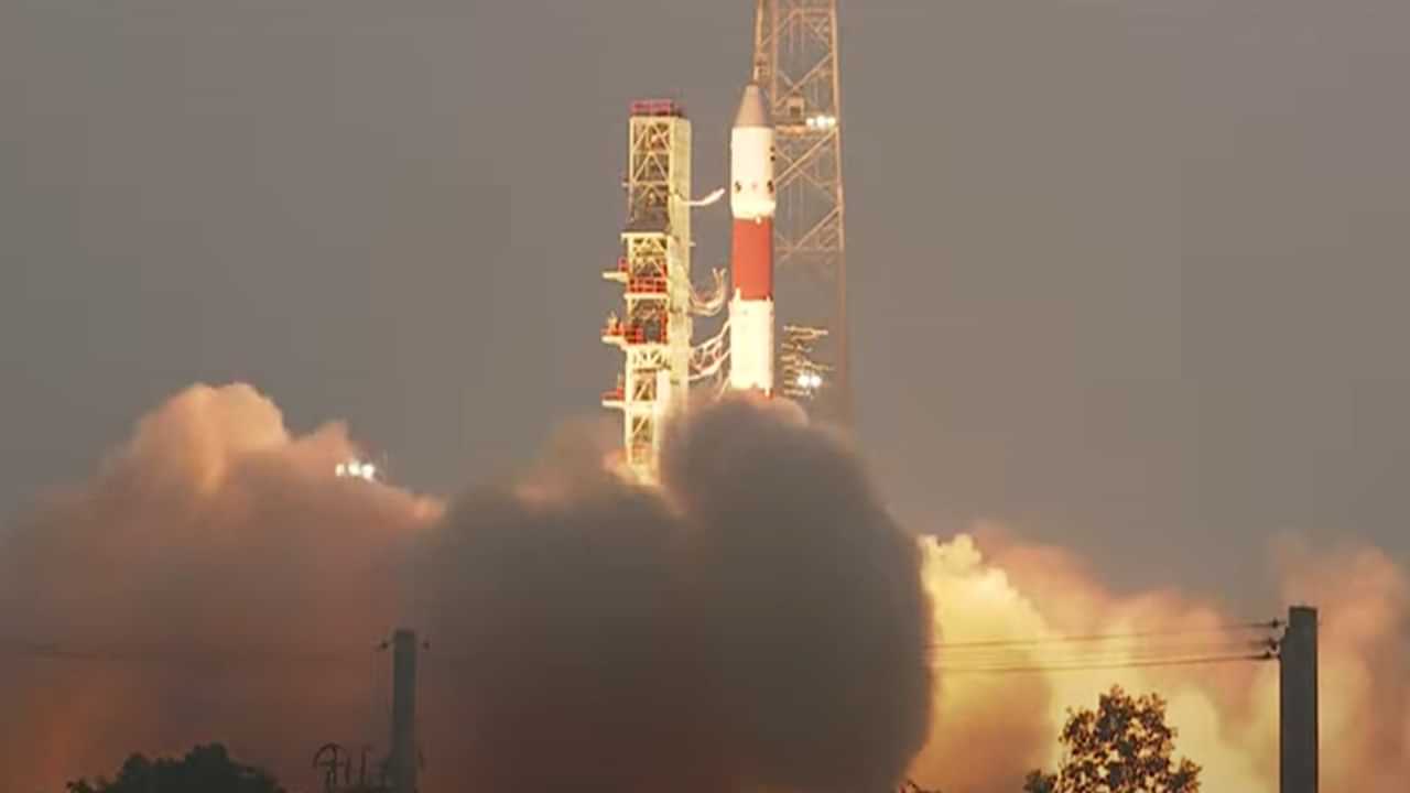 PSLV C61: ഇഒഎസ് 09 ഉപഗ്രഹവുമായി പിഎസ്എല്വി സി61 കുതിച്ചുയര്ന്നു; പിന്നാലെ പരാജയം PSLV C61: ഇഒഎസ് 09 ഉപഗ്രഹവുമായി പിഎസ്എല്വി സി61 കുതിച്ചുയര്ന്നു; പിന്നാലെ പരാജയം