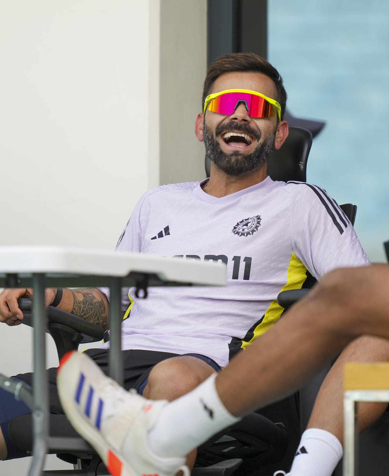 ടെസ്റ്റ് മത്സരങ്ങളിൽ നിന്ന് വിരമിക്കാനുള്ള വിരാട് കോലിയുടെ തീരുമാനത്തിന് മാറ്റമില്ലെന്ന് റിപ്പോർട്ട്. ബിസിസിഐ ആവശ്യപ്പെട്ടിട്ടും കോലി തീരുമാനത്തിൽ നിന്ന് പിന്നോട്ടില്ലെന്നാണ് റിപ്പോർട്ടുകൾ സൂചിപ്പിക്കുന്നത്. രോഹിത് ശർമ്മ ടെസ്റ്റ് വിരമിക്കൽ പ്രഖ്യാപിച്ചതിന് പിന്നാലെയാണ് കോലിയും ടെസ്റ്റ് മത്സരങ്ങളിൽ നിന്ന് വിരമിക്കുന്നു എന്ന സൂചനകൾ പുറത്തുവന്നത്. (Image Credits - PTI)
