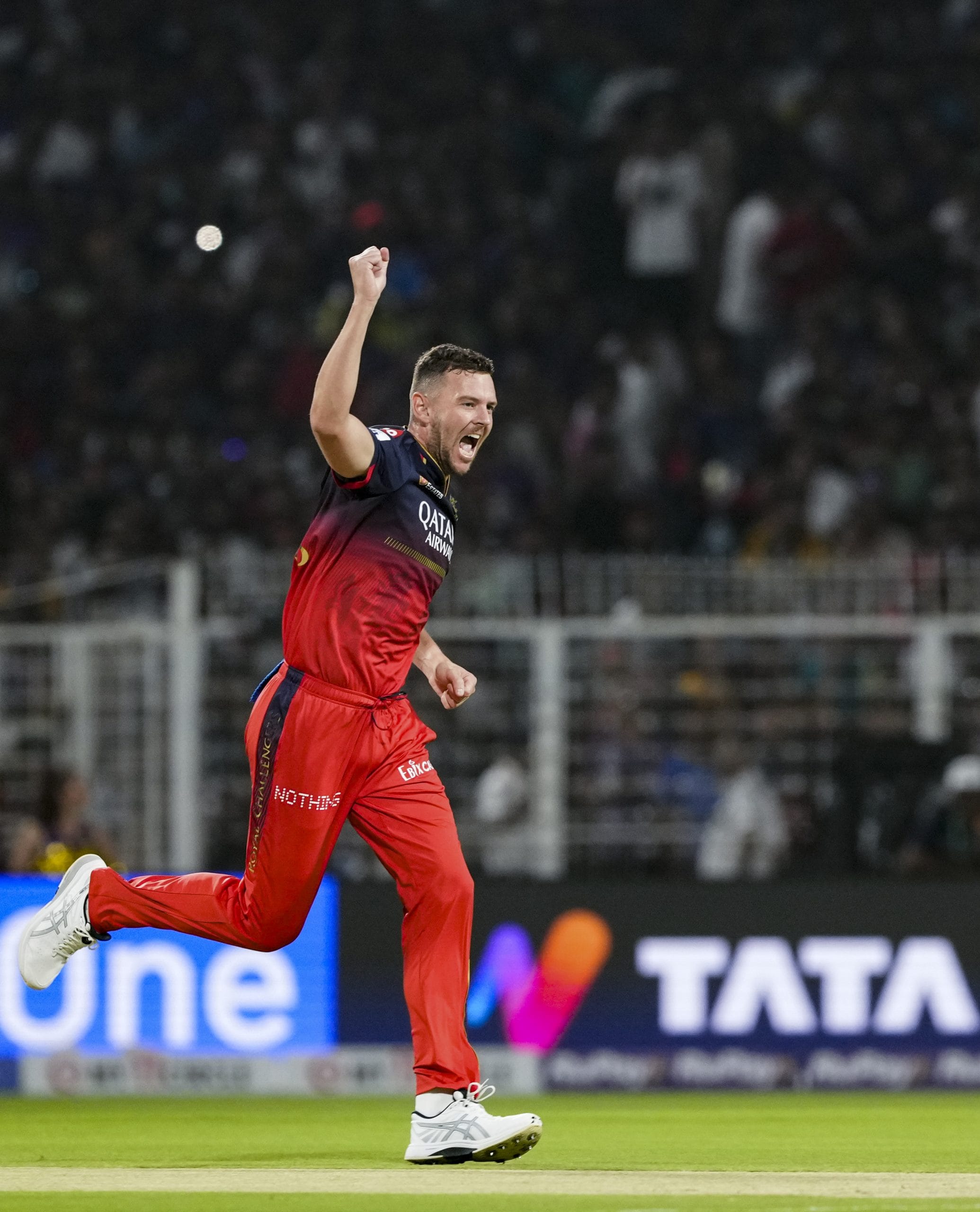 മെയ് മൂന്നിന് ചെന്നൈ സൂപ്പർ കിംഗ്സിനെതിരെ നടന്ന മത്സരത്തിൽ ഹേസൽവുഡ് കളിച്ചിരുന്നില്ല. തോളിന് പരിക്കേറ്റ താരം ഓസ്ട്രേലിയയിലേക്ക് മടങ്ങിപ്പോയിരുന്നു. ഇതിന് പിന്നാലെ പാകിസ്താനുമായുള്ള സംഘർഷത്തെ തുടർന്ന് ഐപിഎൽ നിർത്തിവെക്കുകയും ചെയ്തു. 
