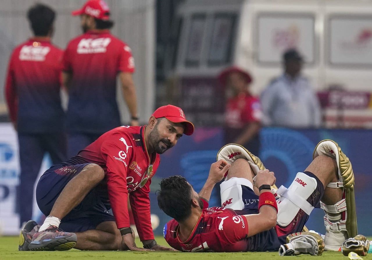 ഫിൽ സാൾട്ടിനെയും ജേക്കബ് ബെഥലിനെയും ടീമിലെത്തിക്കാനായി ലേലത്തിന് മുൻപ് നടത്തിയ ചർച്ചയിൽ നിന്ന് തന്നെ ദിനേഷ് കാർത്തിക് എന്താണ് മുന്നോട്ടുവെക്കുന്നതെന്ന ധാരണ ലഭിച്ചിരുന്നു. ഇത് അല്പം പോലും തെറ്റാതെ പൂർത്തീകരിക്കുന്നതിൻ്റെ വക്കിലാണ് അദ്ദേഹം. ഇനി ഒരേയൊരു കടമ്പ.