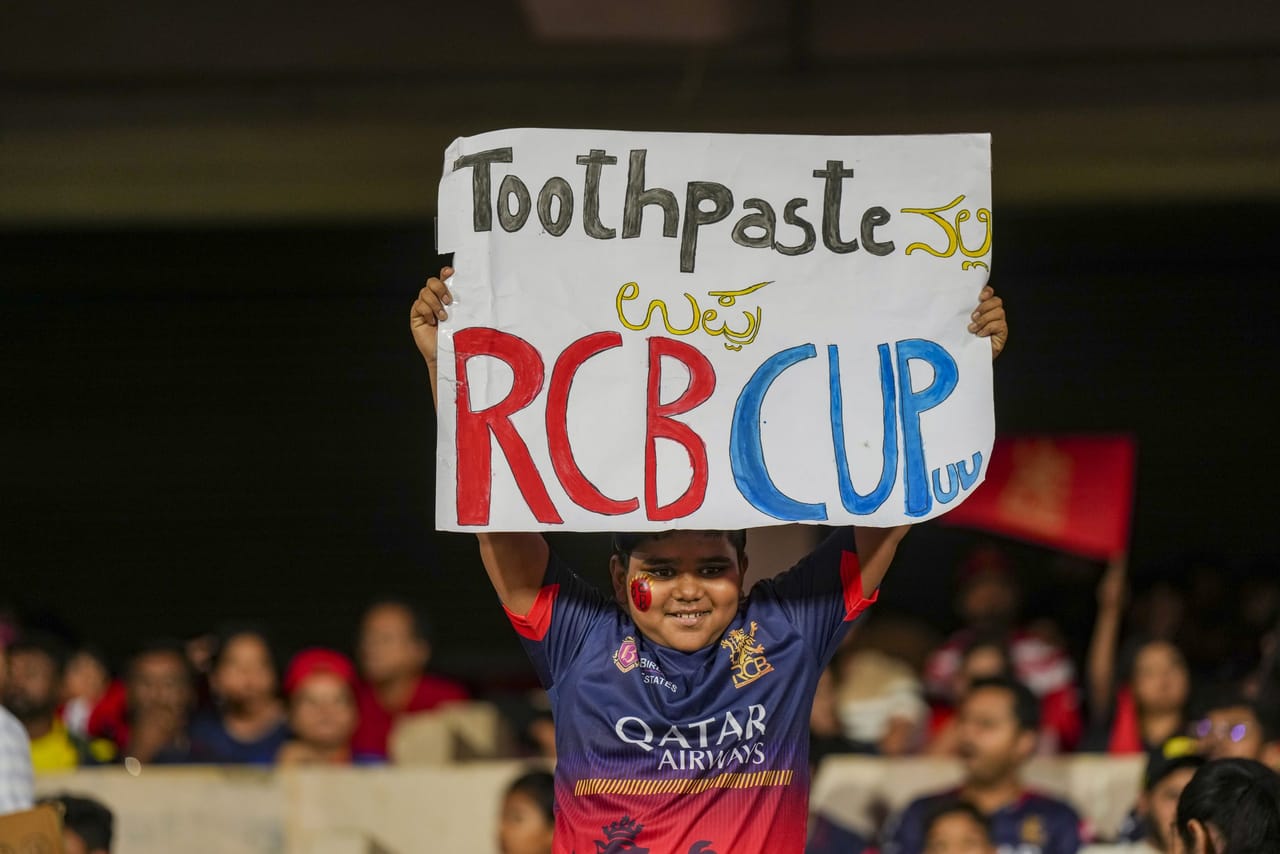 രാത്രി 7.30ന് തീരുമാനിച്ചിരിക്കുന്ന മത്സരം പക്ഷേ, നടക്കുമോ എന്ന സംശയത്തിലാണ്. ബെംഗളൂരുവിൽ കഴിഞ്ഞ ദിവസങ്ങളിൽ പെയ്യുന്ന മഴയാണ് കളിയ്ക്ക് ഭീഷണി. ബെംഗളൂർവിൽ വൈകുന്നേരത്തെ മഴസാധ്യത 80 ശതമാനമാണ്. ഉച്ചകഴിഞ്ഞും വൈകുന്നേരവും 100 ശതമാനം മേഘാവൃതമായിരിക്കും.