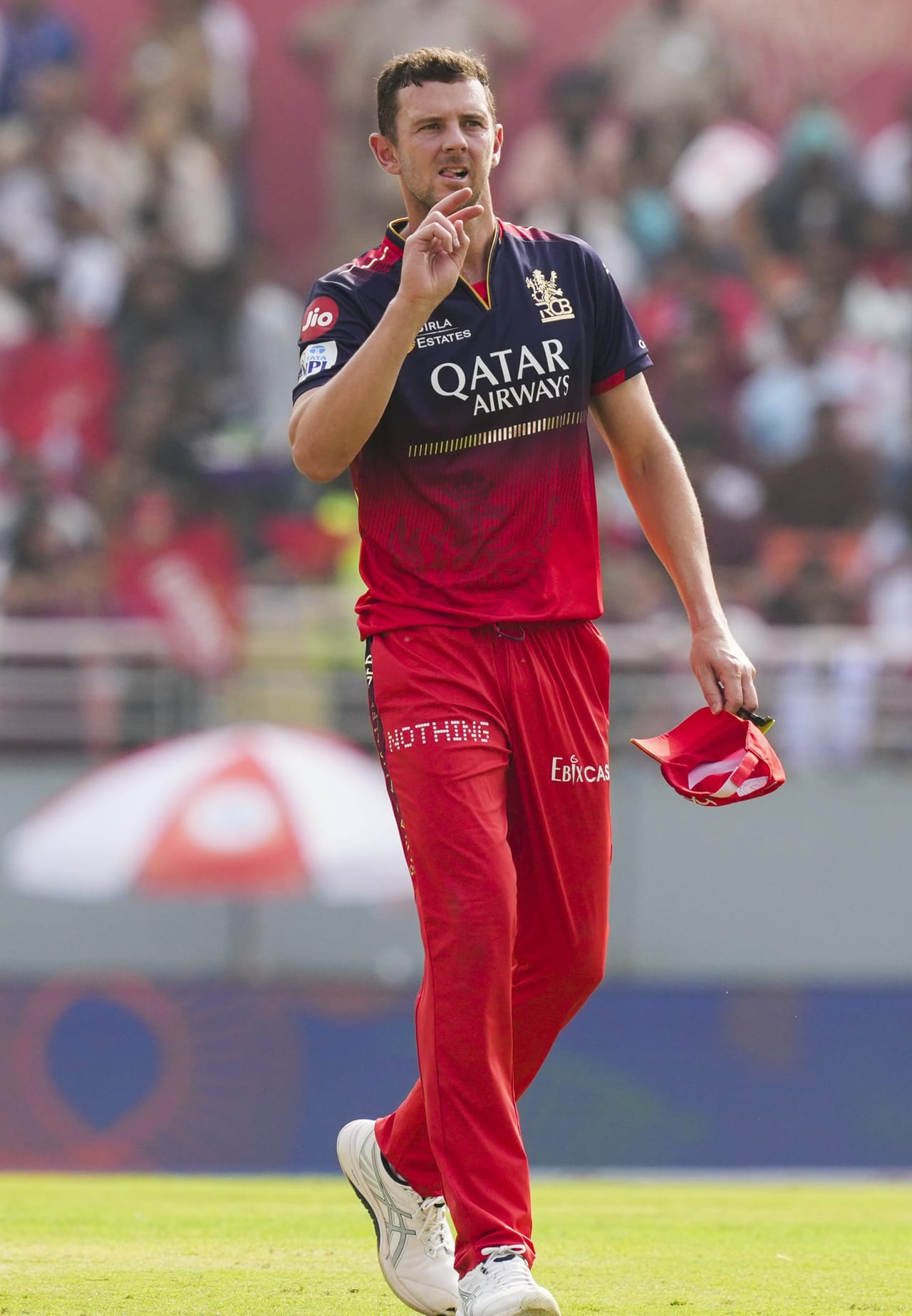 ഏറെക്കുറെ പ്ലേ ഓഫ് ഉറപ്പിച്ച ആർസിബിയ്ക്കായി മികച്ച പ്രകടനങ്ങളാണ് ഹേസൽവുഡ് നടത്തുന്നത്. 11 മത്സരങ്ങളിൽ എട്ടിലും വിജയിച്ച് 16 പോയിൻ്റുമായി നിലവിൽ രണ്ടാം സ്ഥാനത്താണ് ആർസിബി. കൊൽക്കത്തയ്ക്കെതിരായ മത്സരം കൂടി വിജയിച്ചാൽ ടീം പ്ലേ ഓഫ് ഉറപ്പിക്കും.