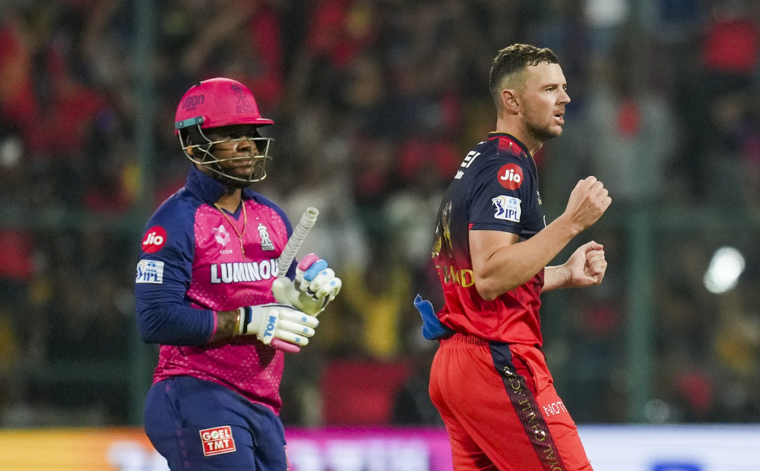 ഇതോടെ താരത്തിന് സീസൺ നഷ്ടമാവുമെന്നും ബാക്കിയുള്ള മത്സരങ്ങൾ കളിക്കാൻ കഴിയില്ലെന്നുമായിരുന്നു സൂചനകൾ. എന്നാൽ, പുതിയ റിപ്പോർട്ടുകൾ പ്രകാരം ഹേസൽവുഡ് ഏറെ വൈകാതെ തന്നെ ഇന്ത്യയിലെത്തും. 10 മത്സരങ്ങളിൽ 18 വിക്കറ്റെടുത്ത താരം തകർപ്പൻ ഫോമിലാണ്.
