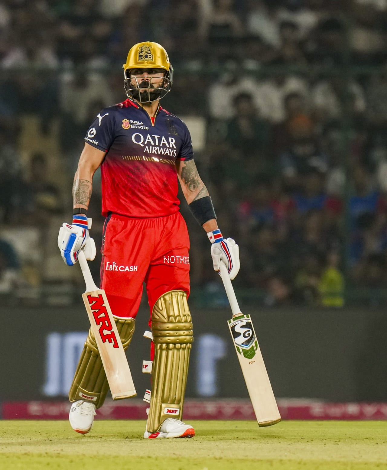 ഐപിഎലിൽ ഇന്ന് റോയൽ ചലഞ്ചേഴ്സ് ബെംഗളൂരു ചെന്നൈ സൂപ്പർ കിംഗ്സിനെ നേരിടാനൊരുങ്ങുകയാണ്. പ്ലേഓഫിൽ നിന്ന് പുറത്തായിക്കഴിഞ്ഞ ചെന്നൈയ്ക്ക് ഇത് അഭിമാന പോരാട്ടമാണ്. അതേസമയം, ടോപ്പ് ടു ലക്ഷ്യമിട്ടാണ് ആർസിബി ഇറങ്ങുക. ഇന്ന് ആർസിബി സൂപ്പർ താരം വിരാട് കോലിയെ കാത്തിരിക്കുന്നത് ഇന്ന് അഞ്ച് റെക്കോർഡുകളാണ്. (Image Credits - PTI)
