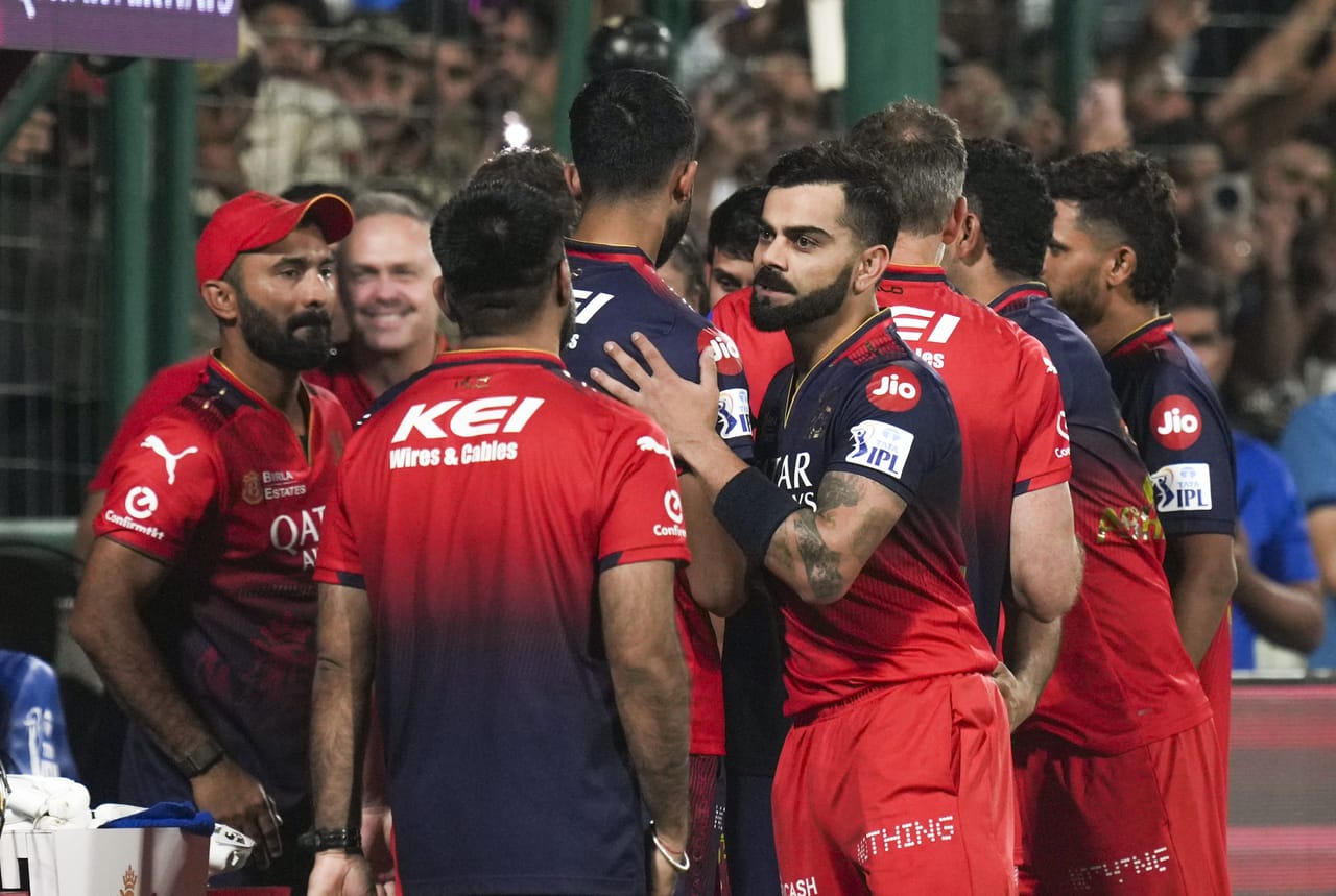 സീസണിൽ ആർസിബി തകർപ്പൻ ഫോമിലാണ്. 11 മത്സരങ്ങളിൽ എട്ടിലും വിജയിച്ച് 16 പോയിൻ്റുള്ള ബെംഗളൂരു പട്ടികയിൽ രണ്ടാം സ്ഥാനത്താണ്. ഇന്നത്തെ കളി വിജയിക്കാനായാൽ ഇതേ പോയിൻ്റുള്ള ഗുജറാത്ത് ടൈറ്റൻസിനെ മറികടന്ന് ബെംഗളൂരു ഒന്നാം സ്ഥാനത്തെത്തും.