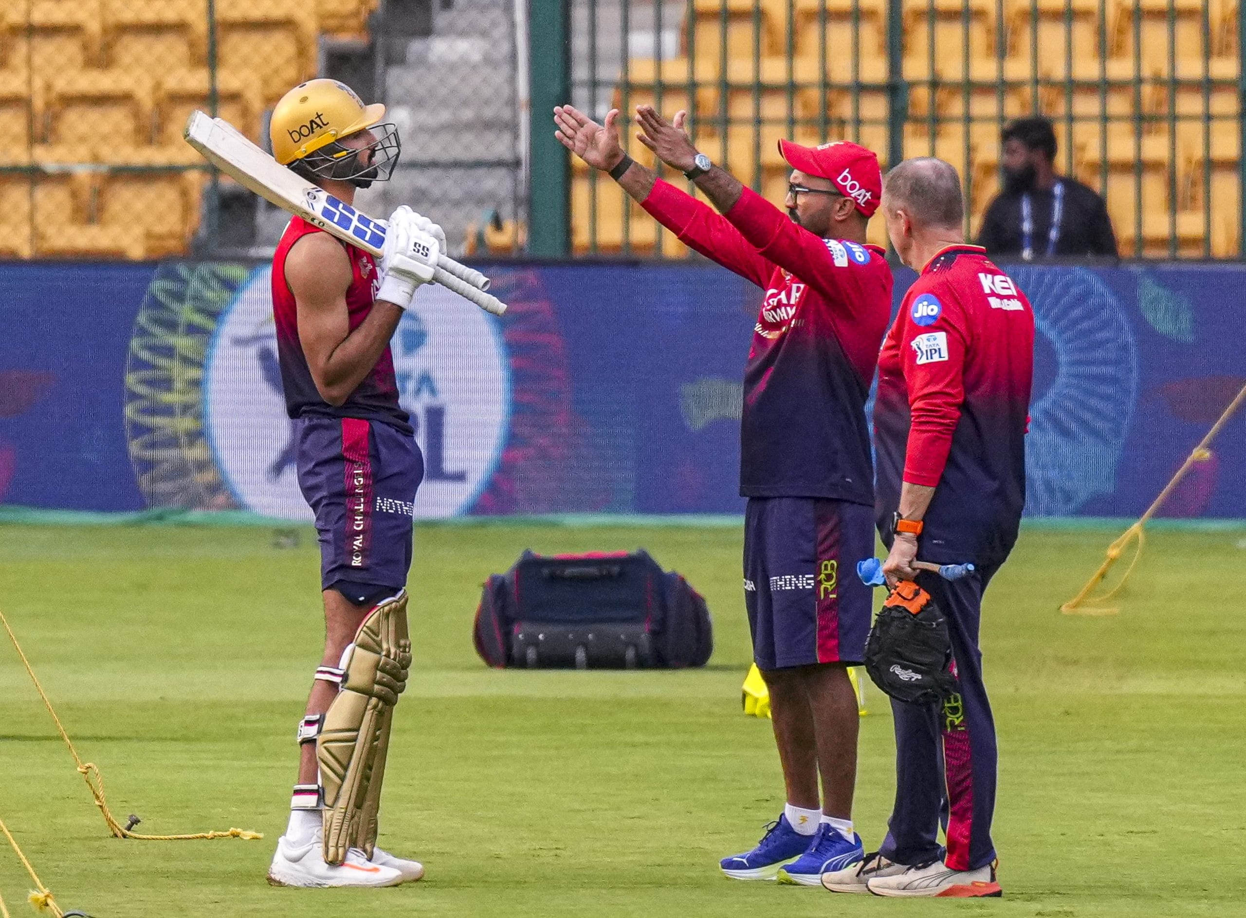 ബൗളിംഗ് ഡിപ്പാർട്ട്മെൻ്റിൻ്റെ റീഷേപ്പ് ആണ് ആർസിബിയിൽ ഇത്തവണ പ്രധാനം. ജോഷ് ഹേസൽവുഡും ഭുവനേശ്വർ കുമാറും ചേരുന്ന ബൗളിംഗ് നിര തന്നെ അപാരമാണ്. അതിനൊപ്പം റാസിഖ് ദർ സലാം, കൃണാൽ പാണ്ഡ്യ, സുയാഷ് ശർമ്മ, നിലനിർത്തിയ യഷ് ദയാൽ തുടങ്ങിയ അണ്ടറേറ്റഡ് ബൗളർമാർ.
