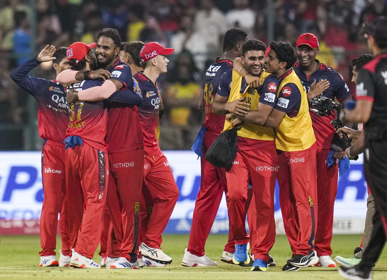 പാകിസ്താനുമായുള്ള സംഘർഷത്തെ തുടർന്ന് നിർത്തിവച്ച ഐപിഎൽ ഈ മാസം 17ന് പുനരാരംഭിക്കും. ജൂൺ മൂന്നിനാണ് ഫൈനൽ. വിവിധ ടീമുകളിലുണ്ടായിരുന്ന വിദേശതാരങ്ങൾ സീസൺ നിർത്തിവച്ചതിനെ തുടർന്ന് സ്വന്തം നാടുകളിലേക്ക് മടങ്ങിയിരുന്നു. ഇതിൽ ആരൊക്കെ തിരികെ വരും എന്ന് വ്യക്തമല്ല. (Image Credits - PTI)
