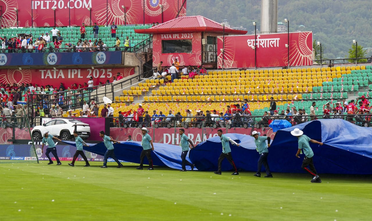 ഐപിഎലിൽ ഇന്ന് ഡൽഹി ക്യാപിറ്റൽസും പഞ്ചാബ് കിംഗ്സും തമ്മിലാണ് മത്സരം. പോയിൻ്റ് പട്ടികയിൽ പഞ്ചാബ് കിംഗ്സ് മൂന്നാമതും ഡൽഹി ക്യാപിറ്റൽസ് അഞ്ചാമതുമാണ്. 11 മത്സരങ്ങളിൽ നിന്ന് യഥാക്രമം 15, 13 പോയിൻ്റുകളാണ് ടീമുകൾക്ക് ഉള്ളത്. എന്നാൽ, മത്സരം നടക്കുന്ന ധരംശാലയിൽ കനത്ത മഴ പെയ്യുകയാണെന്നതാണ് നിലവിലെ അപ്ഡേറ്റ്. (Image Credits - PTI)
