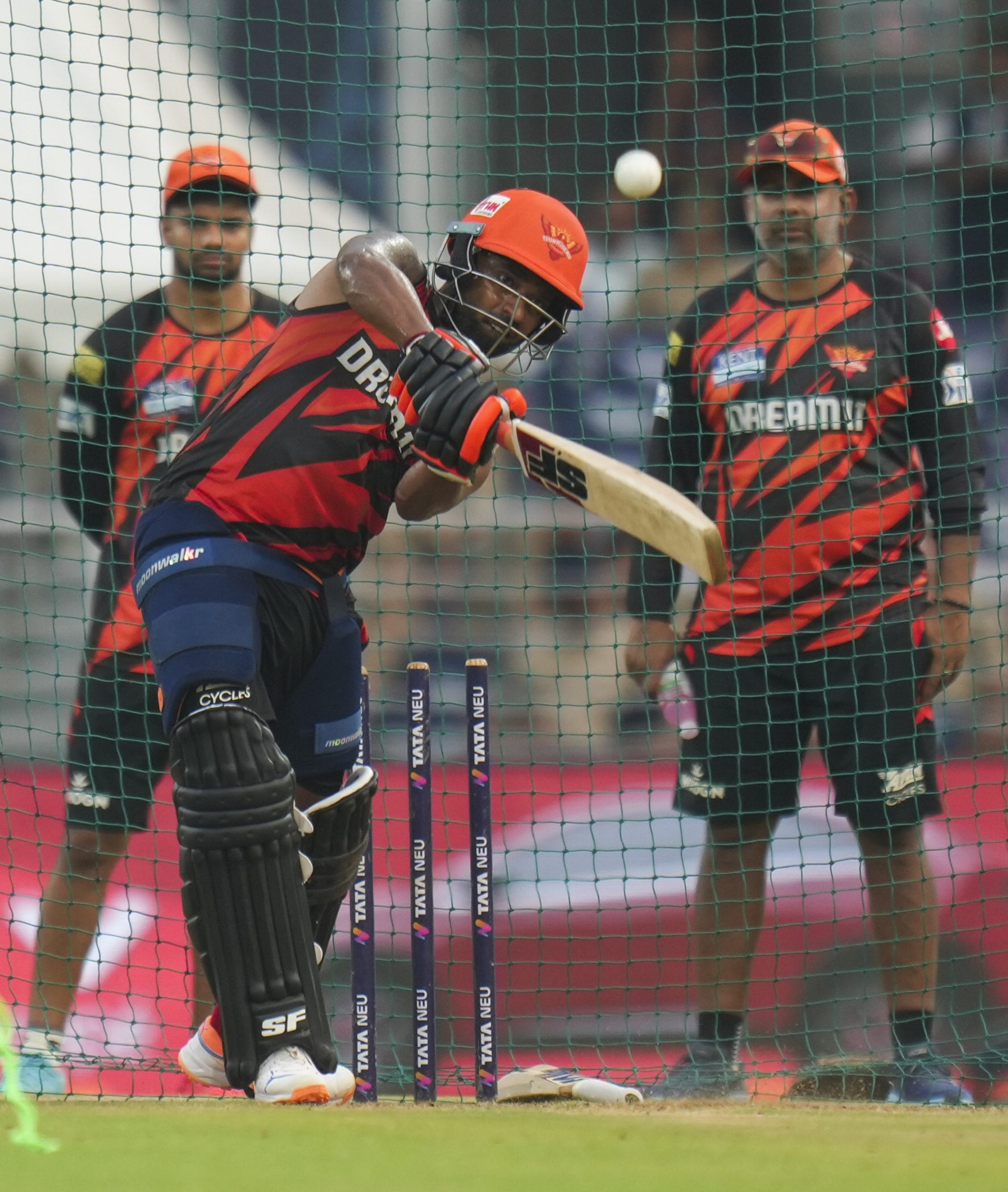 പിന്നീട് ഇന്ത്യ - പാകിസ്താൻ സംഘർഷം. ഇതോടെ ഐപിഎൽ നിർത്തിവച്ചു. 10 ദിവസത്തെ ഇടവേളയ്ക്ക് ശേഷം ലീഗ് പുനരാരംഭിച്ചപ്പോൾ സച്ചിൻ വീണ്ടും പകരക്കാരുടെ പട്ടികയിൽ. നല്ല ഫീൽഡറായ സച്ചിൻ ഈ മത്സരങ്ങളിലെല്ലാം പകരക്കാരുടെ ബെഞ്ചിലായിരുന്നു. ലഭിച്ച ഒരു അവസരം മഴയെടുക്കുകയും ചെയ്തു.
