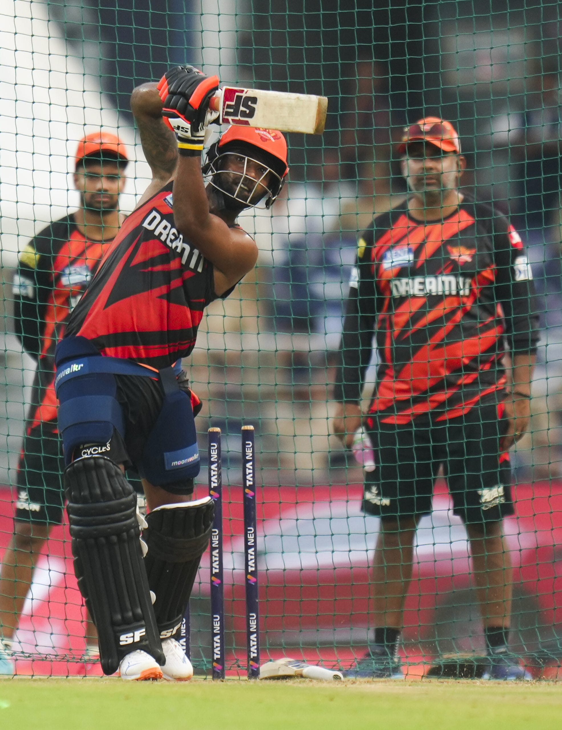 ഹൈദരാബാദ് നിരയിൽ എല്ലാവർക്കും അവസരം ലഭിച്ചു, രണ്ട് പേർക്കൊഴികെ. ഒന്ന് പകരക്കാരനായി വന്ന ദക്ഷിണാഫ്രിക്കൻ ഓൾറൗണ്ടർ വ്യാൻ മുൾഡർ, രണ്ട് നമ്മുടെ സ്വന്തം സച്ചിൻ ബേബി. അതായത് ലേലത്തിൽ ടീമിലെത്തിയ താരങ്ങളിൽ സച്ചിൻ ബേബി മാത്രമാണ് ടീമിനായി ഇതുവരെ കളിക്കാത്തത്. 
