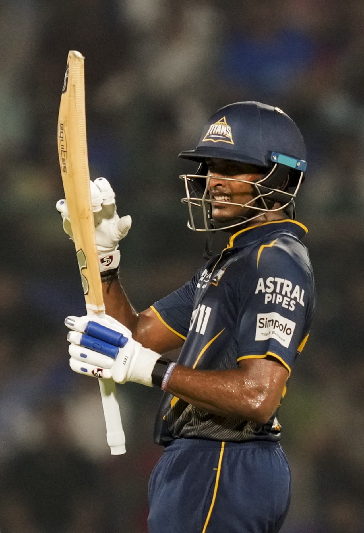 രാജ്യത്തിന് വേണ്ടി കളിക്കുമ്പോൾ ഏത് പൊസിഷനായാലും കുഴപ്പമില്ലെന്ന് ടെസ്റ്റ് ടീമിൽ ഇടം പിടിച്ച തമിഴ്നാട് ബാറ്റർ സായ് സുദർശൻ. രാജ്യത്തിന് വേണ്ടി കളിക്കുന്നത് തന്നെ വലിയ കാര്യമാണ് എന്നും ഗുജറാത്ത് ടൈറ്റൻസ് താരമായ സായ് സുദർശൻ ഇഎസ്പിഎൻ ക്രിക്കിൻഫോയോട് പറഞ്ഞു. (Image Credits - PTI)
