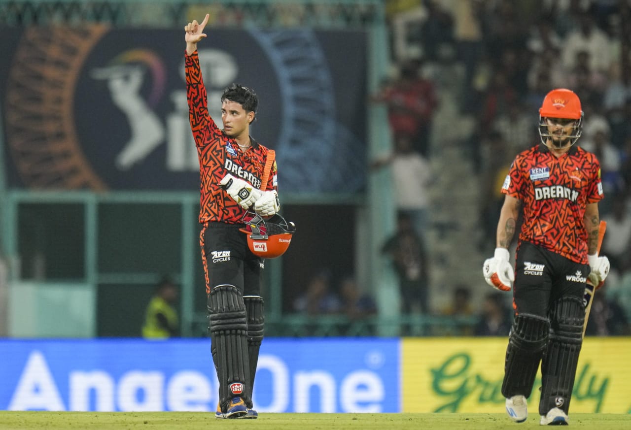 ടൂർണമെൻ്റിൽ നിന്ന് പുറത്തായെങ്കിലും കഴിഞ്ഞ കളി ലഖ്നൗ സൂപ്പർ ജയൻ്റ്സിനെ ആധികാരികമായി പരാജയപ്പെടുത്താൻ സൺറൈസേഴ്സ് ഹൈദരാബാദിന് സാധിച്ചു. ആറ് വിക്കറ്റ് ജയത്തോടെ തങ്ങൾക്കൊപ്പം ലഖ്നൗവിനെയും ഒപ്പം പുറത്തേക്ക് കൂട്ടാൻ അവർക്ക് സാധിച്ചു. (Image Credits - PTI)
