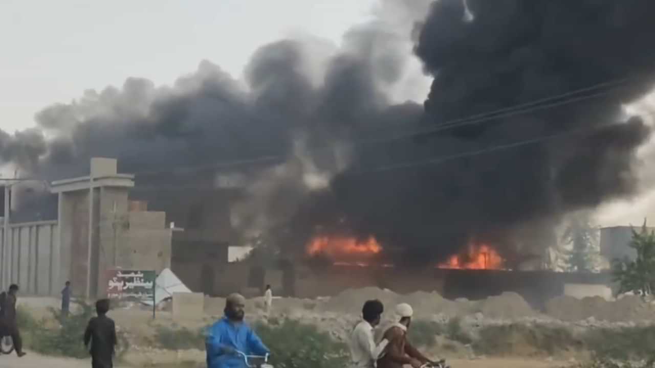 Pakistan Water Crisis: വെള്ളമില്ല, പാകിസ്ഥാനിൽ ആഭ്യന്തരമന്ത്രിയുടെ വീടിന് തീയിട്ട് പ്രതിഷേധം