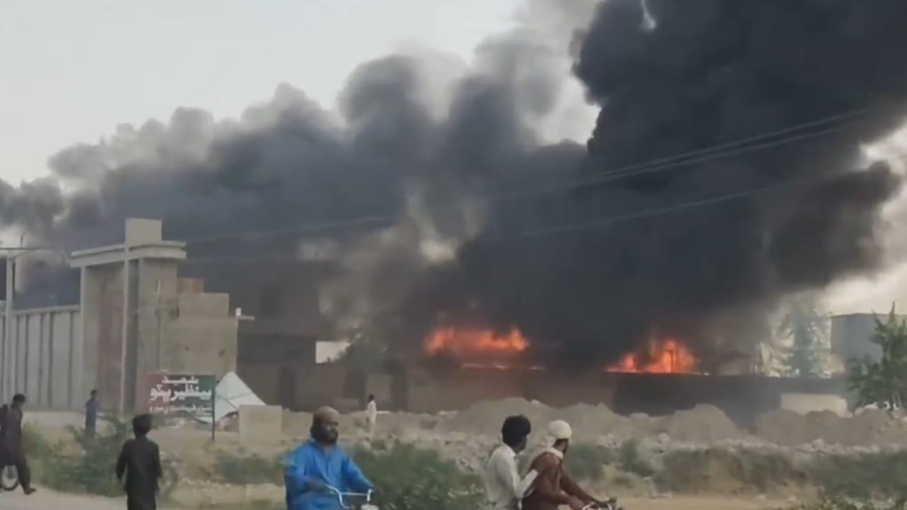 Pakistan Water Crisis: വെള്ളമില്ല, പാകിസ്ഥാനിൽ ആഭ്യന്തരമന്ത്രിയുടെ വീടിന് തീയിട്ട് പ്രതിഷേധം