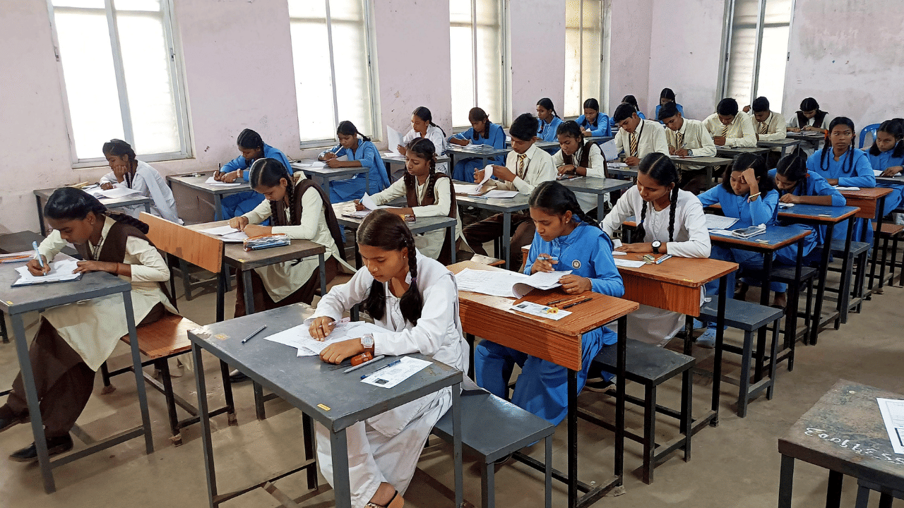 സ്‌കോർ ഷീറ്റിൽ പ്ലസ് വണ്ണിൽ ലഭിച്ച മാർക്കും പ്ലസ് ടുവിൽ ലഭിച്ച മാർക്കും, രണ്ടും ചേർന്നുള്ള ആകെ മാർക്കും (ഗ്രാൻഡ് ടോട്ടൽ) നൽകിയിട്ടുണ്ടാവും. നിങ്ങൾക്ക് എല്ലാ വിഷയങ്ങൾക്കും ലഭിച്ച ഗ്രാൻഡ് ടോട്ടൽ മാർക്കുകളുടെ ആകെ തുക കണ്ടെത്തി, അതിനെ 1200 കൊണ്ട് ഹരിക്കുക. ശേഷം ആ സംഖ്യയെ 100 കൊണ്ട് ഗുണിക്കുമ്പോൾ ശതമാനം ലഭിക്കും. (Image Credits: PTI)
