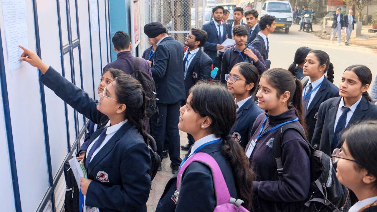 ഉദാഹരണത്തിന്, 190, 195, 189, 185, 187, 194 എന്നിങ്ങനെയാണ് ലഭിച്ച മാർക്കുകൾ എന്ന് കരുതുക. ശതമാനം കണക്കാക്കുന്നതിനായി ആദ്യം ഈ നമ്പറുകളുടെ ആകെ തുക കണ്ടെത്തുക. 180+190+193+189+191+185= 1140. ഇനി ലഭിച്ച സംഖ്യയെ 1200 കൊണ്ട് ഹരിക്കുക, 1140/1200=0.95. ശതമാനം കണക്കാക്കുന്നതിനായി ഈ സംഖ്യയെ 100 കൊണ്ട് ഗുണിക്കുമ്പോൾ ശതമാനം ലഭിക്കും. 0.95*100=95 ശതമാനം. (Image Credits: PTI)