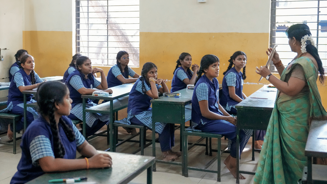 അതേസമയം, പ്ലസ് ടുവിൽ എ പ്ലസ്, എ, ബി പ്ലസ്, ബി, സി പ്ലസ്, സി, ഡി പ്ലസ്, ഡി എന്നിങ്ങനെ എട്ട് ഗ്രേഡുകളാണ് ഉള്ളത്. ഇതിൽ ഡി പ്ലസ് വരെ ഗ്രേഡ് ലഭിക്കുന്നവർ ഉന്നതവിദ്യാഭ്യാസത്തിന് യോഗ്യത നേടും. (Image Credits: PTI)