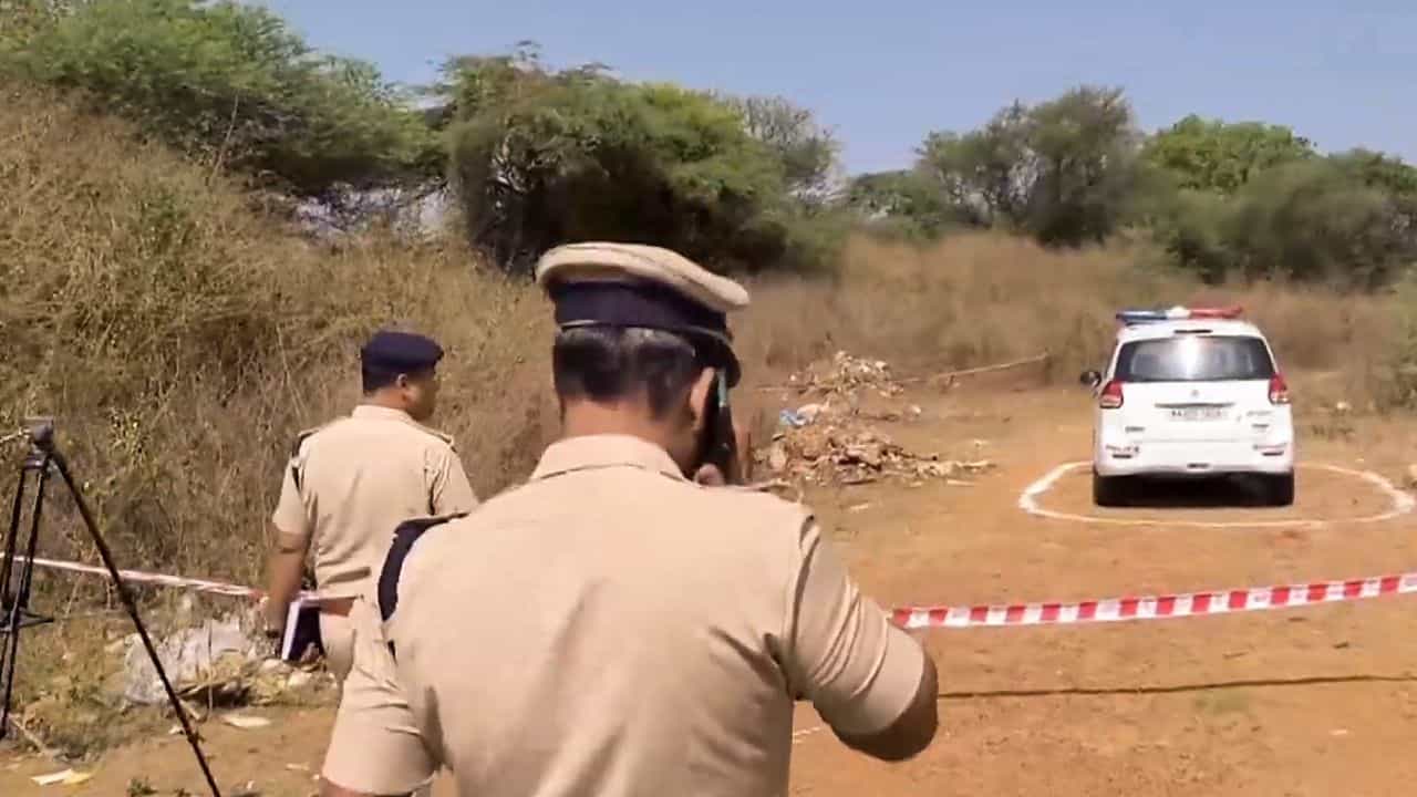 Viral News : മദ്യലഹരിയിൽ ഏഴ് വർഷം പഴക്കമുള്ള മൃതദേഹ പുറത്തെടുത്ത് സെൽഫിയെടുക്കാൻ യുവാവിൻ്റെ ശ്രമം; അവസാനം പോലീസ് പിടിയിൽ Viral News : മദ്യലഹരിയിൽ ഏഴ് വർഷം പഴക്കമുള്ള മൃതദേഹ പുറത്തെടുത്ത് സെൽഫിയെടുക്കാൻ യുവാവിൻ്റെ ശ്രമം; അവസാനം പോലീസ് പിടിയിൽ
