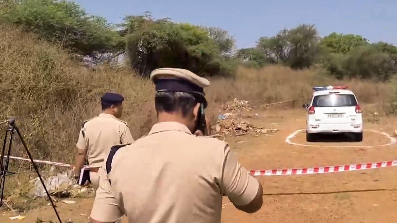 Viral News : മദ്യലഹരിയിൽ ഏഴ് വർഷം പഴക്കമുള്ള മൃതദേഹ പുറത്തെടുത്ത് സെൽഫിയെടുക്കാൻ യുവാവിൻ്റെ ശ്രമം; അവസാനം പോലീസ് പിടിയിൽ