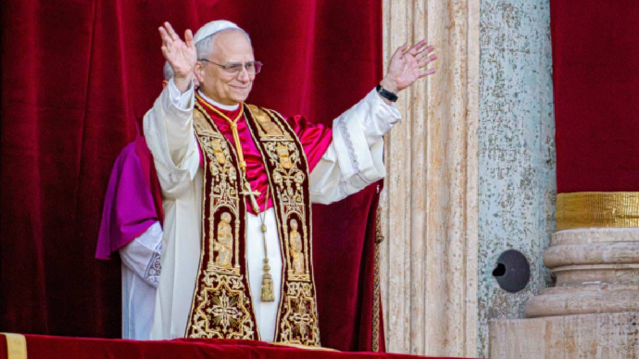 അമേരിക്കൻ പ്രസിഡന്റിന് തുല്യമായ വരുമാനം; ആഡംബര കാർ; മാർപാപ്പയുടെ വത്തിക്കാനിലെ ജീവിതം ഇങ്ങനെ