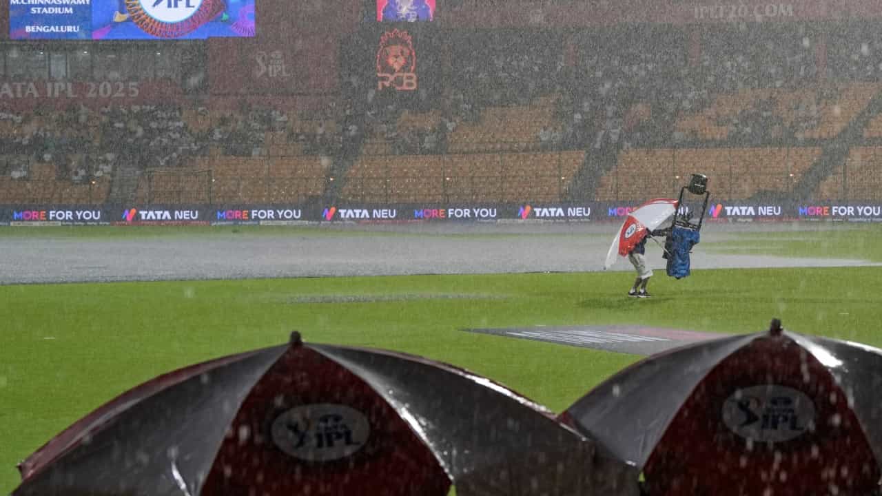 IPL 2025: ബെംഗളൂരുവിൽ കുറയാതെ മഴ; മത്സരം ഉപേക്ഷിക്കാൻ സാധ്യത